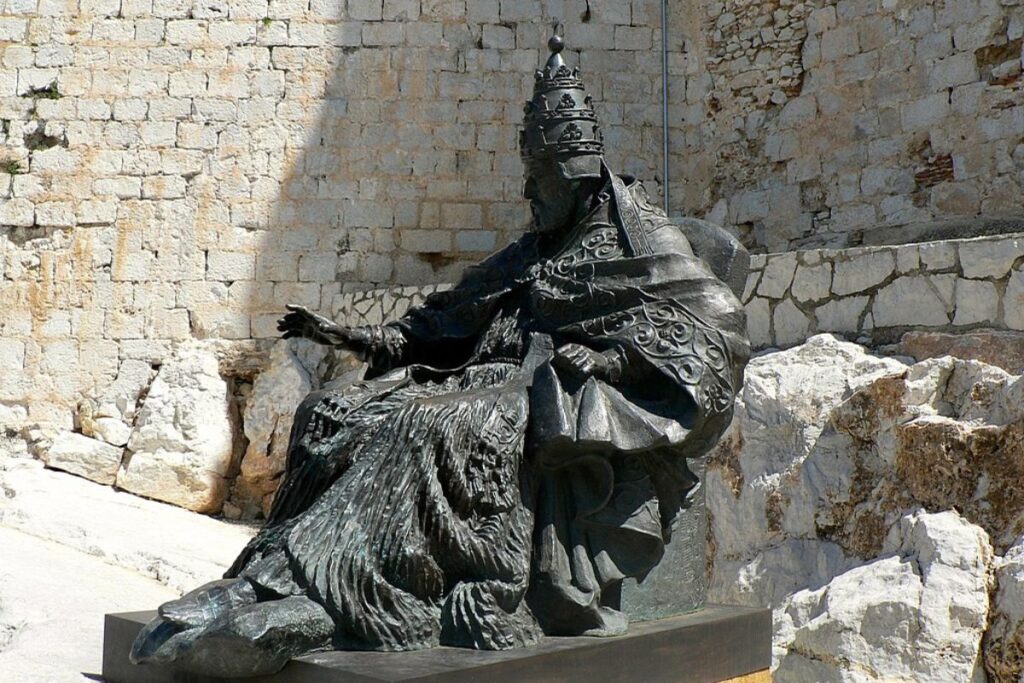 Estatua de Benedicto XIII (Papa Luna) en el Castillo de Peñíscola