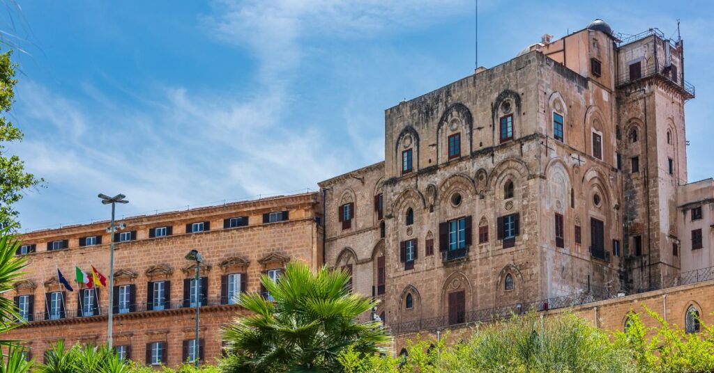 Fachada exterior del Palacio de los Normandos en Palermo (Sicilia)