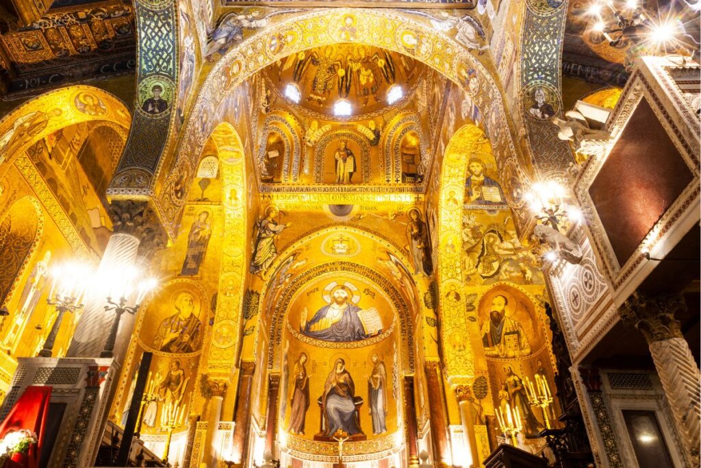 Interior de la Capilla Palatina. Muestra a Cristo en el centro y rodeados de los Apóstoles.