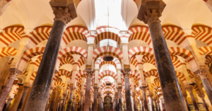 Arcos y columnas en el interior de la Mezquita de Córdoba