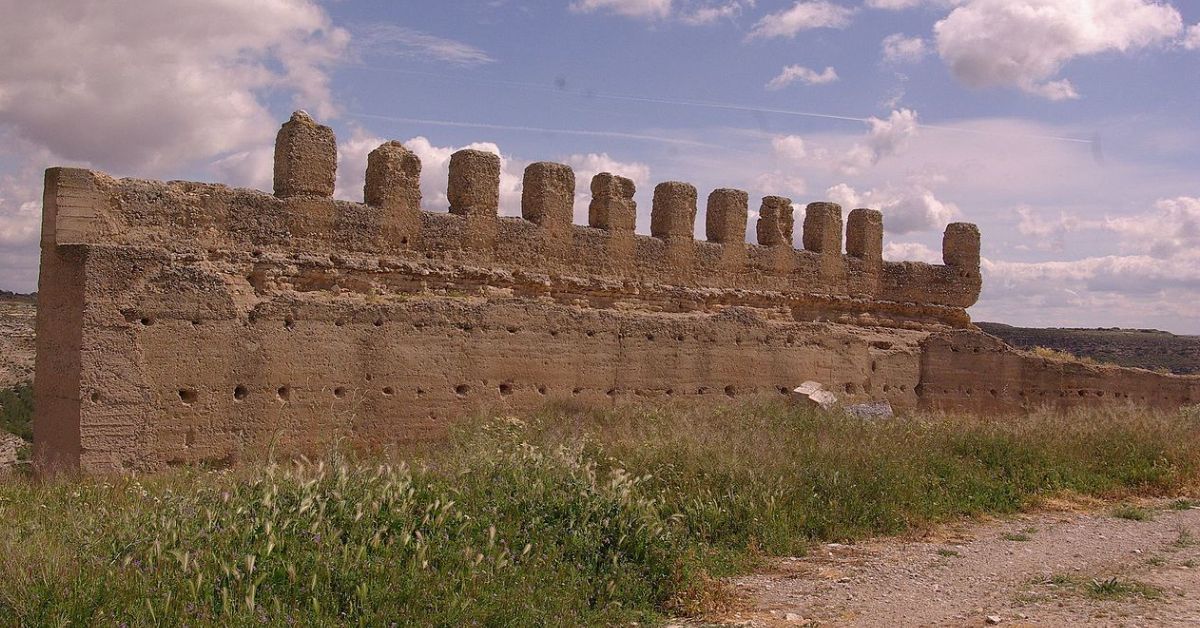 Restos de las murallas Almohades del Castillo de Jorquera.