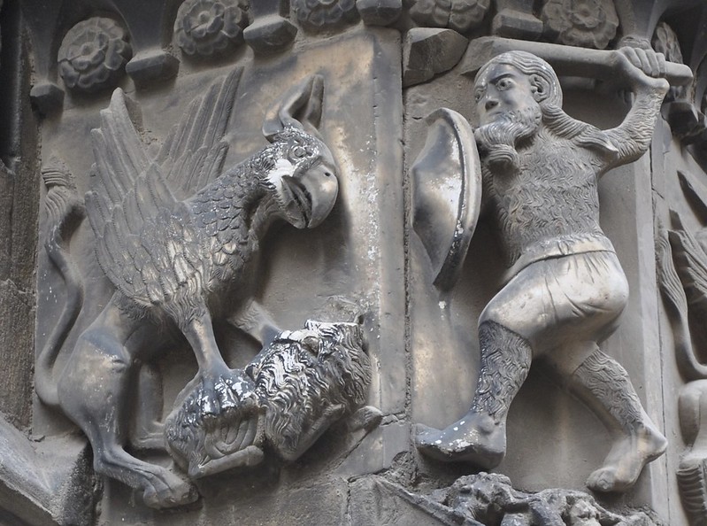 Relieve de Wifredo el velloso contra el Dragón en la fachada Catedral de Barcelona
