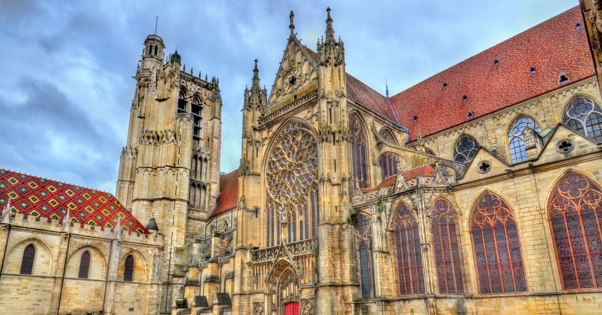 fachada de la catedral de Sens en estilo gótico (Francia)