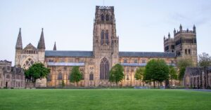 fachada de la entrada principal a la catedral de Durham