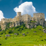 Castillo de Spiš sobre una colina en Eslovquia