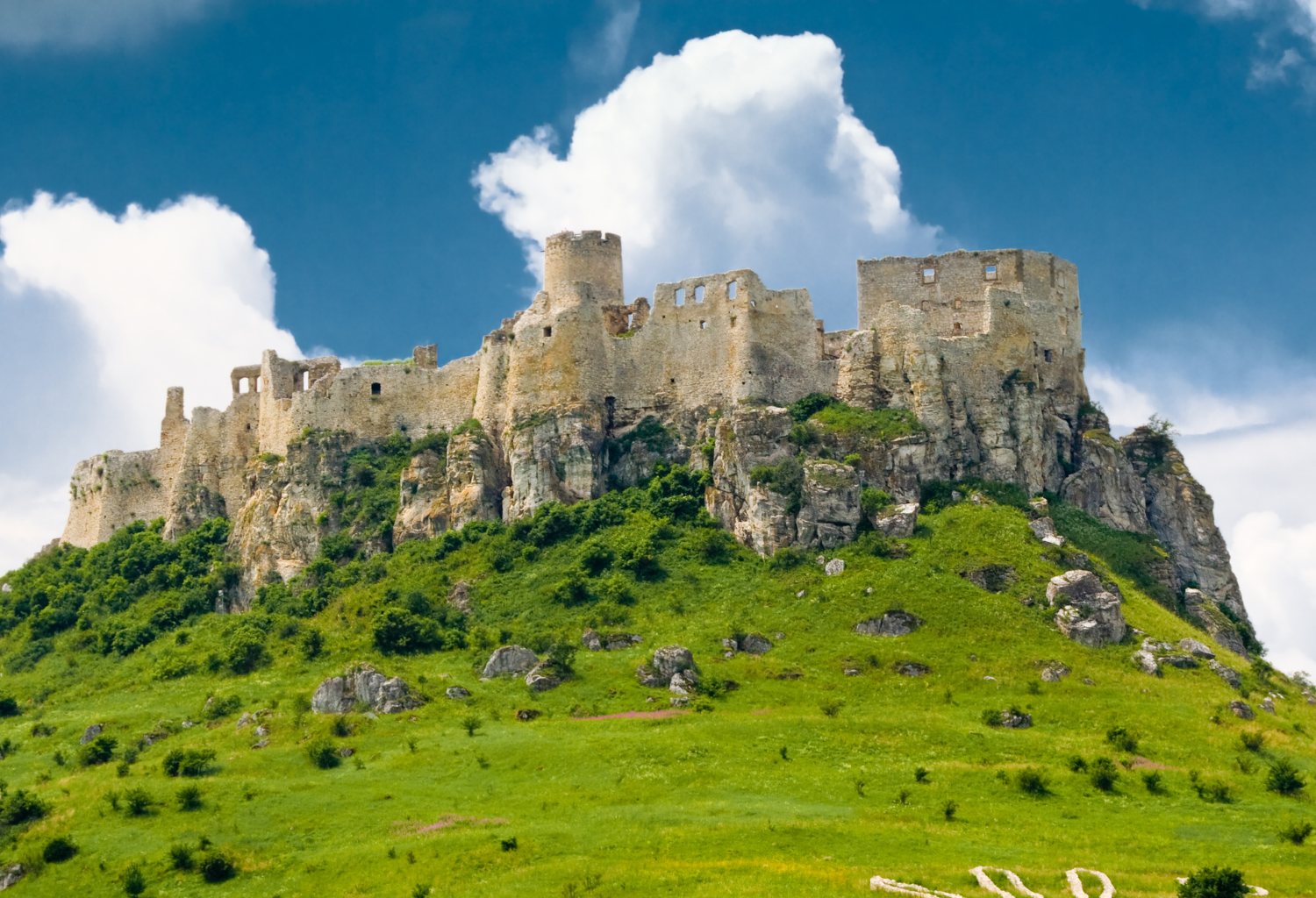 Castillo de Spiš sobre una colina en Eslovquia