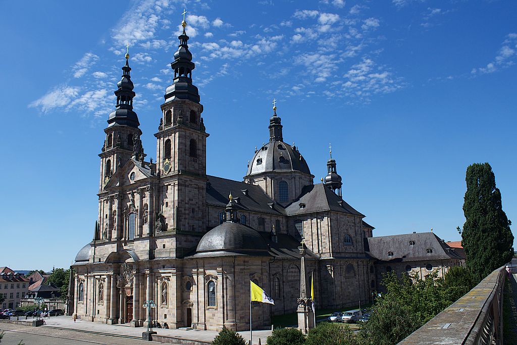 Fachada exterior de la Abadía de Fulda durante un día soleado sin nubes.
