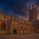 Imagen de la la catedral de Gloucester con un cielo místico en el fondo de la imagen