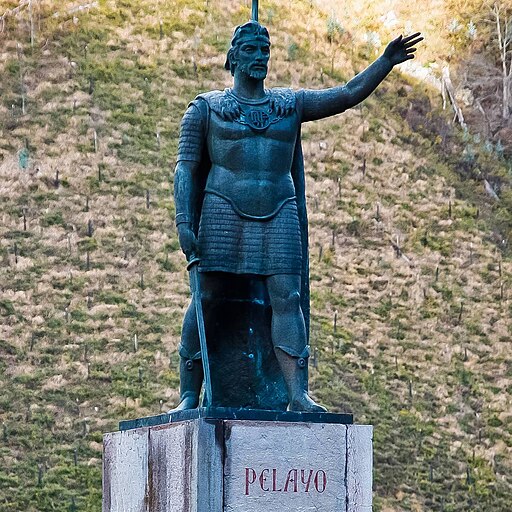 estatua de bronce de Don Pelayo en Covadonga (Asturias)